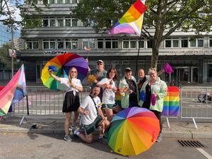 Anfeuern in den Regenbogenfarben: Das Team vom Queer Cheering Point.