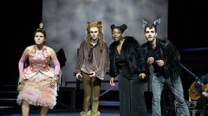 Szene aus „Etwas Besseres als den Tod finden wir überall“ im Theater an der Parkaue,
