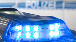 Ein Blaulicht leuchtet auf dem Dach eines Polizeiwagens. 