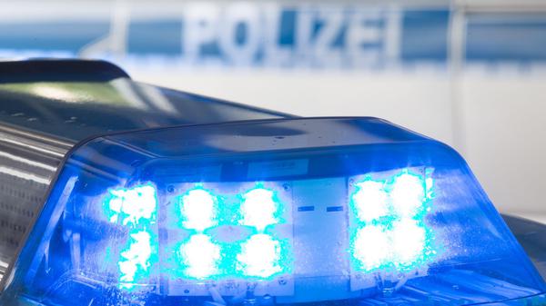 Ein Blaulicht leuchtet auf dem Dach eines Polizeiwagens. 