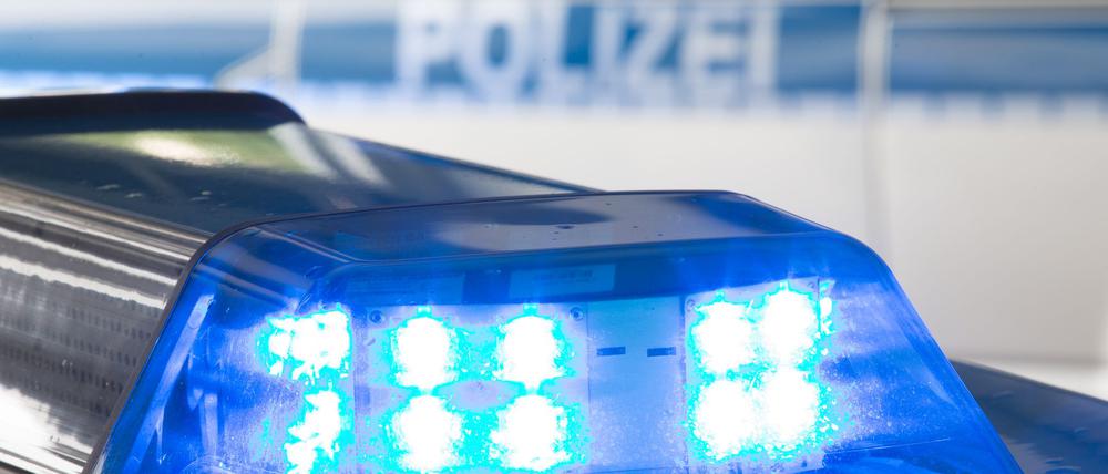 Ein Blaulicht leuchtet auf dem Dach eines Polizeiwagens.