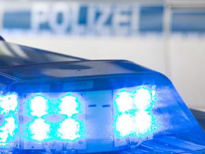 Ein Blaulicht leuchtet auf dem Dach eines Polizeiwagens. 