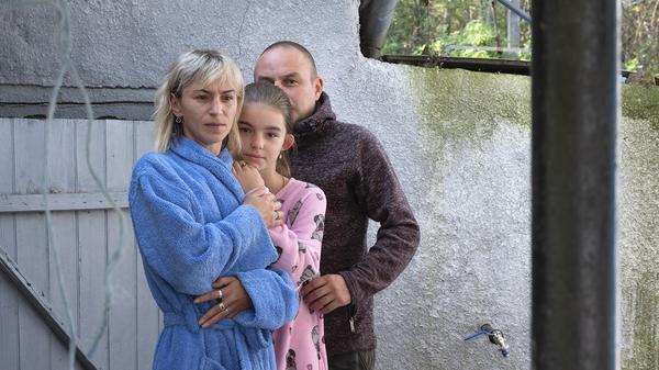 Olga M., 33, und Nazarij M., 33, mit ihrer Tochter Anastasia, 12, aus Bukatynka |Ukraine Unguri | Moldau 10/2022.