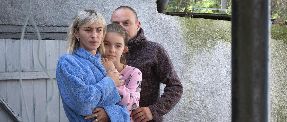 Olga M., 33, und Nazarij M., 33, mit ihrer Tochter Anastasia, 12, aus Bukatynka |Ukraine Unguri | Moldau 10/2022.