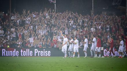 So friedlich wie hier nach dem Schlusspfiff des Spiels FC Aarau gegen Young Boys Bern ging es beim Pokalspiel nicht immer zu.