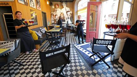 Film-Bistro Brandenburger Straße. Eröffnung des neuen Film-Bistros an der Brandenburger Straße Ecke Friedrich-Ebert-Straße. Mit der Sanierung der Brandenburger Straße entsteht auch der Boulevard des Films, im neuen Film-Bistro gibt es Informationen rund um den Boulevard des Films und die Filmstadt Potsdam, die zu den UNESCO Creative City of Film gehört.