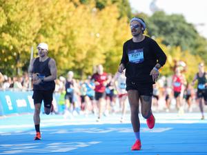 Als Sted Sarandos lief Harry Styles am Sonntag den Berlin-Marathon.