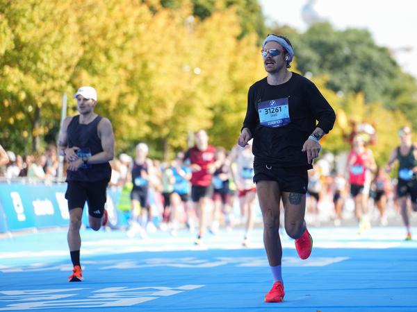 Als Sted Sarandos lief Harry Styles am Sonntag den Berlin-Marathon.