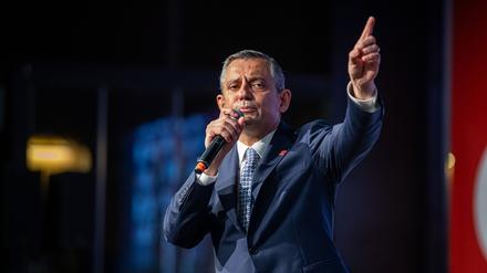Özgür Özel, CHP-Vorsitzender, spricht während eines Kongresses im April 2025.