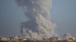 Rauch steigt nach einer Explosion im Gazastreifen auf, vom Süden Israels aus gesehen.