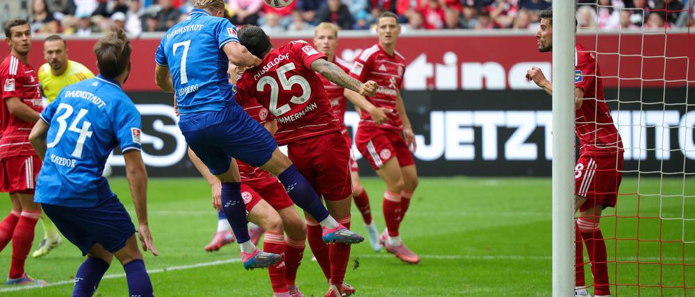 Ein Tor, das nicht galt: Isac Lidberg (Nr. 7) köpft in der 8. Minute das vermeintliche 1:0 für Darmstadt, stand zuvor aber hauchdünn im Abseits. 