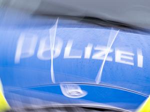 Der Schriftzug „Polizei“ auf der Kühlerhaube eines Autos.