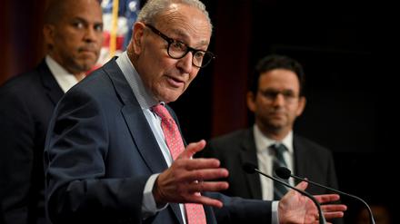 Der Minderheitsführer im US-Senat, Chuck Schumer, hält in Begleitung anderer demokratischer Senatoren eine Pressekonferenz ab (Archivbild vom 19. September).