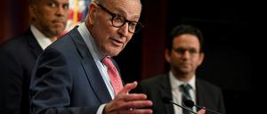 Der Minderheitsführer im US-Senat, Chuck Schumer, hält in Begleitung anderer demokratischer Senatoren eine Pressekonferenz ab (Archivbild vom 19. September).
