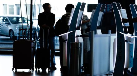 Nach einem Cyberangriff sollten Passagiere in Berlin am Flughafen eigenständig einchecken.