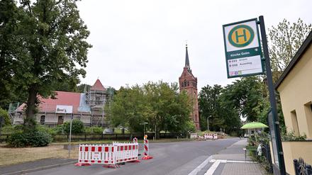 An der Haltestelle Kirche Golm ist für den ÖPNV Schluss: Die Geiselbergstraße ist vor der Kirche voll gesperrt.