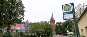 An der Haltestelle Kirche Golm ist für den ÖPNV Schluss: Die Geiselbergstraße ist vor der Kirche voll gesperrt.