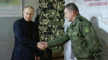 18.04.2023, Ukraine: Dieses von der staatlichen russischen Nachrichtenagentur Sputnik über AP zur Verfügung gestellte Videostandbild, das vom russischen Fernsehsender Pool veröffentlicht wurde, zeigt Wladimir Putin bei einem Treffen mit Generaloberst Alexander Lapin.