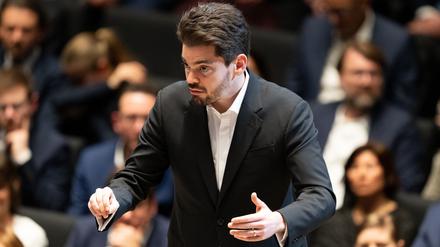 26.01.2024, Bayern, München: Lahav Shani, zukünftiger Chefdirigent der Münchner Philharmoniker, steht nach der Verleihung der Goldenen Ehrenmünze der Stadt München an Dirigent Mehta auf der Bühne (Archivbild).