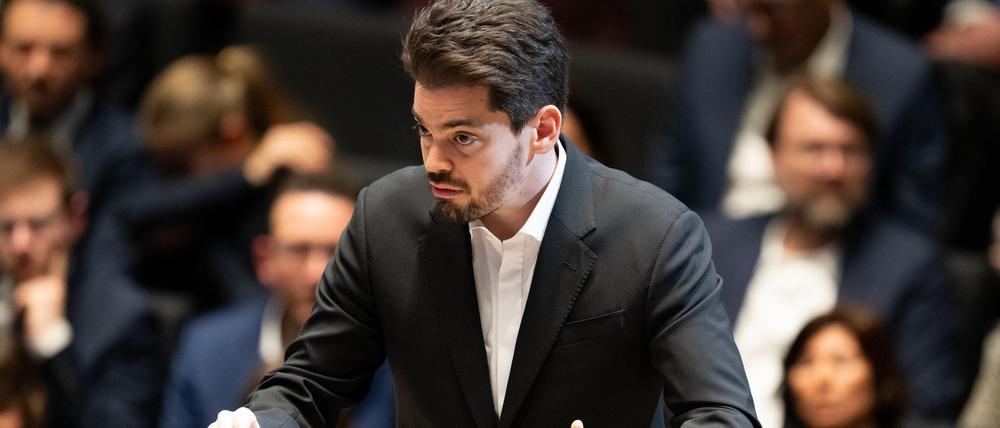26.01.2024, Bayern, München: Lahav Shani, zukünftiger Chefdirigent der Münchner Philharmoniker, steht nach der Verleihung der Goldenen Ehrenmünze der Stadt München an Dirigent Mehta auf der Bühne (Archivbild).