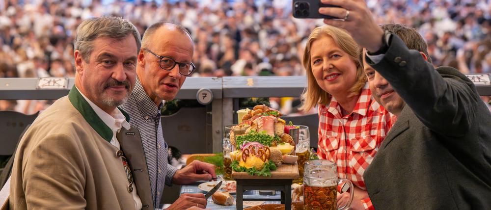 Gemeinsam mit CSU-Chef Markus Söder und den SPD-Parteivorsitzenden Bärbel Bas und Lars Klingbeil kam Merz ins Schottenhamel-Festzelt.