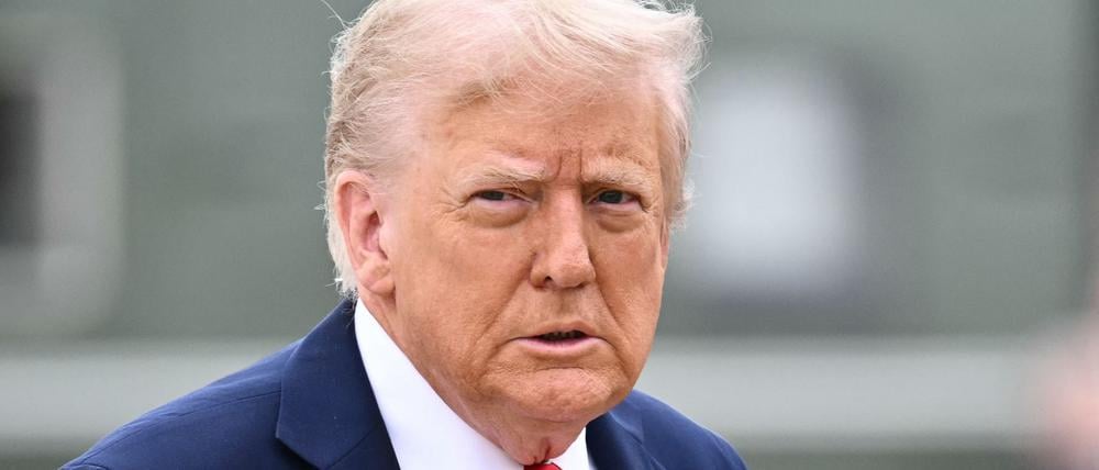 US-Präsident Donald Trump begibt sich am 21. September 2025 auf den Weg zur Air Force One, bevor er von der Joint Base Andrews in Maryland abfliegt.