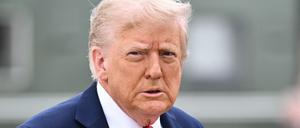 US-Präsident Donald Trump begibt sich am 21. September 2025 auf den Weg zur Air Force One, bevor er von der Joint Base Andrews in Maryland abfliegt.