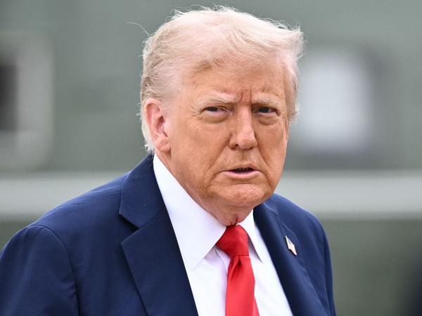 US-Präsident Donald Trump begibt sich am 21. September 2025 auf den Weg zur Air Force One, bevor er von der Joint Base Andrews in Maryland abfliegt.