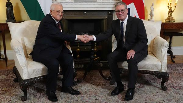 Der britische Premier Keir Starmer (r.) mit Palästinenserpräsident Mahmud Abbas in London Anfang September