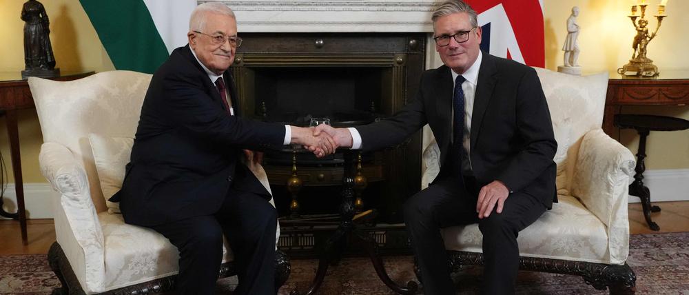 Der britische Premier Keir Starmer (r.) mit Palästinenserpräsident Mahmud Abbas in London Anfang September