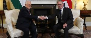 Der britische Premier Keir Starmer (r.) mit Palästinenserpräsident Mahmud Abbas in London Anfang September
