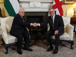 Der britische Premier Keir Starmer (r.) mit Palästinenserpräsident Mahmud Abbas in London Anfang September