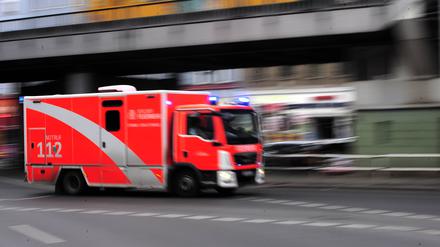 Die Berliner Feuerwehr fährt mit Blaulicht und Martinshorn auf der Skalitzer Straße in Richtung Oberbaumbrücke. (Symbolbild)