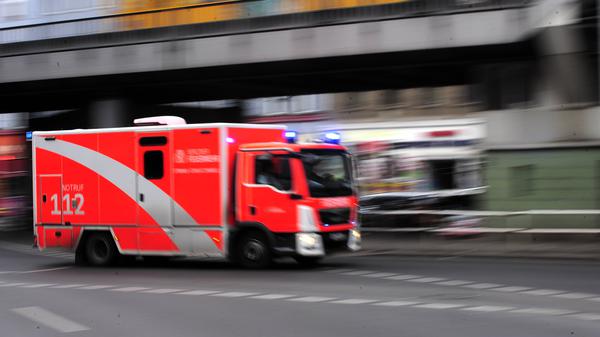 Die Berliner Feuerwehr fährt mit Blaulicht und Martinshorn auf der Skalitzer Straße in Richtung Oberbaumbrücke. (Symbolbild)