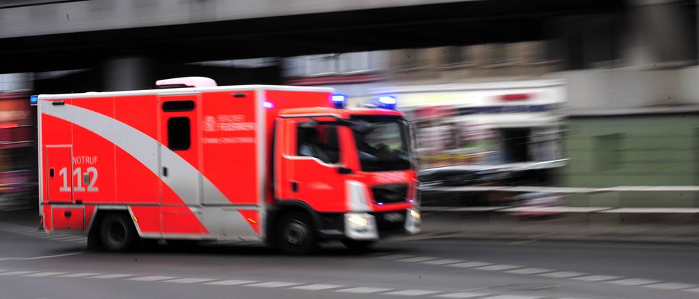 Die Berliner Feuerwehr fährt mit Blaulicht und Martinshorn auf der Skalitzer Straße in Richtung Oberbaumbrücke. (Symbolbild)