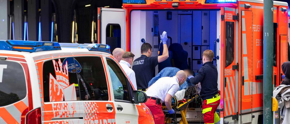Eine verletzte Frau wird von Rettungskräften versorgt.