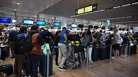 Passagiere warten weiterhin am Brüsseler Flughafen, da europäische Flughäfen aufgrund eines Cyberangriffs auf das Check-in- und Boarding-System mit Störungen zu kämpfen haben (Archivbild vom 20. September).