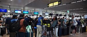 Passagiere warten weiterhin am Brüsseler Flughafen, da europäische Flughäfen aufgrund eines Cyberangriffs auf das Check-in- und Boarding-System mit Störungen zu kämpfen haben (Archivbild vom 20. September).