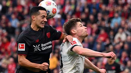 Leverkusens Lucas Vázquez und Gladbachs Lukas Ullrich kämpfen um den Ball.