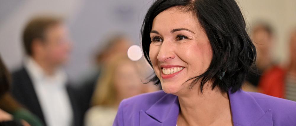 Noosha Aubel (parteilos), die in der ersten Runde der Oberbürgermeisterwahl in Potsdam 2025 klar vorn liegt.