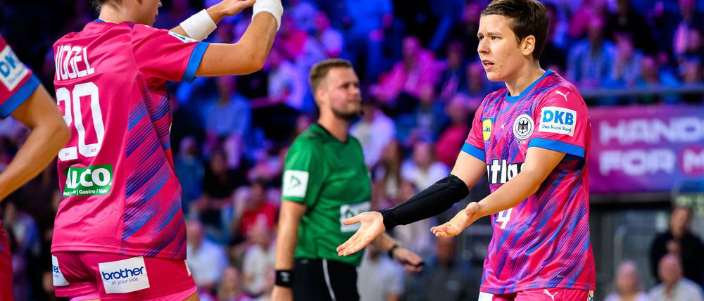 Die deutschen Handballerinnen bejubeln ihren Sieg gegen die Niederlande.