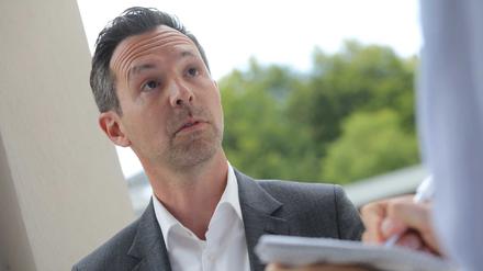 Severin Fischer schaut erstaunt und skeptisch am Tag der Wahl während der Stimmauszählung.