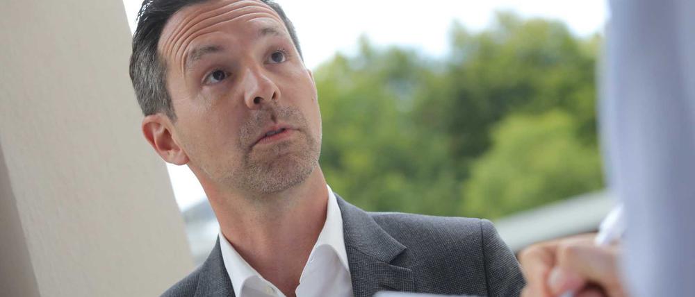 Severin Fischer schaut erstaunt und skeptisch am Tag der Wahl während der Stimmauszählung.