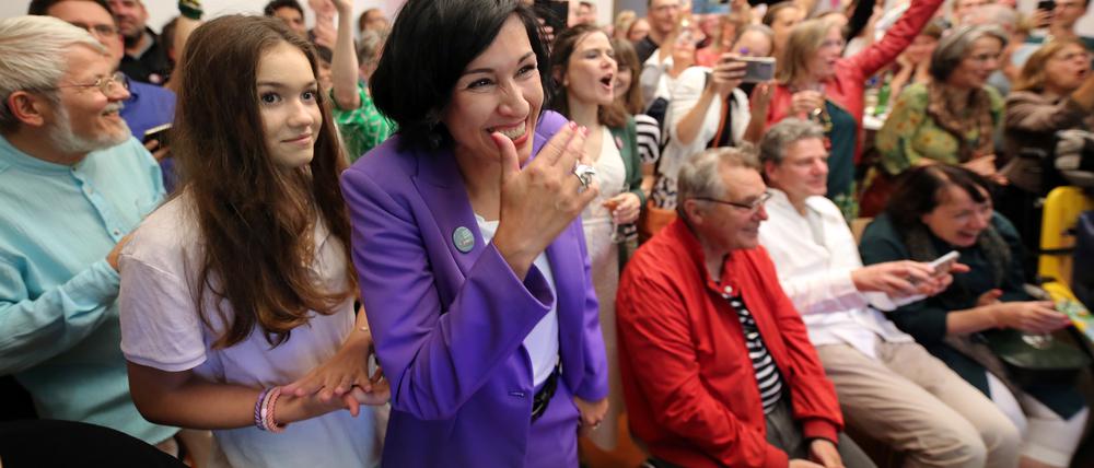 Umjubelt und jubelnd: Noosha Aubel, die im ersten Wahlgang bei der Potsdamer OB-Wahl deutlich vorn liegt.