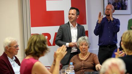 Gerade noch in die Stichwahl gekommen: SPD-Kandidat Severin Fischer am Wahlabend mit Unterstützern im Regine-Hildebrandt-Haus. 