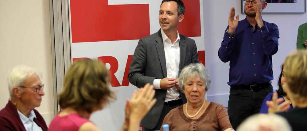 Gerade noch in die Stichwahl gekommen: SPD-Kandidat Severin Fischer am Wahlabend mit Unterstützern im Regine-Hildebrandt-Haus.