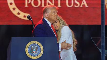 Donald Trump mit Erika Kirk, der Witwe des ermordeten Charlie Kirk, auf dessen Trauerfeier am Sonntag.