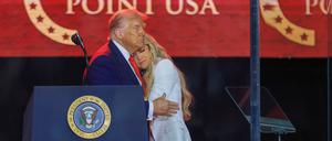 Donald Trump mit Erika Kirk, der Witwe des ermordeten Charlie Kirk, auf dessen Trauerfeier am Sonntag.