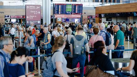 Passagiere müssen am Flughafen BER Geduld mitbringen. (Archivbild)