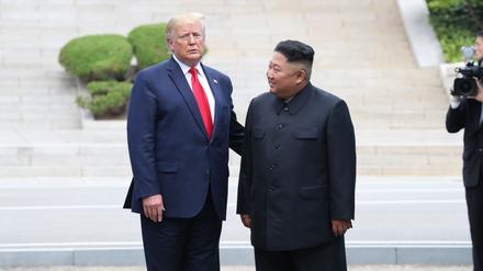 Donald Trump (l), Präsident der USA, und Nordkoreas Machthaber Kim Jong Un treffen sich in der entmilitarisierten Zone (DMZ) an der innerkoreanischen Grenze im nördlichen Teil von Panmunjom im Jahr 2019.
